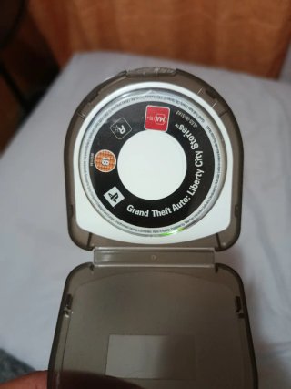 PSP 2000 Negra + Cargador y Funda + 3 juegos UMD