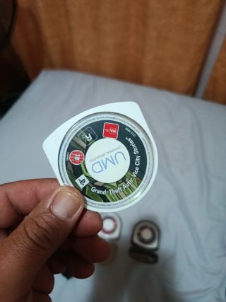 PSP 2000 Negra + Cargador y Funda + 3 juegos UMD
