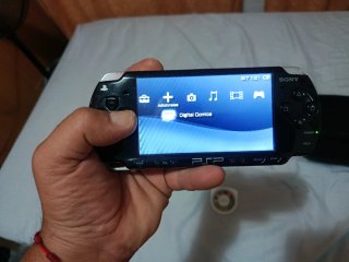 PSP 2000 Negra + Cargador y Funda + 3 juegos UMD