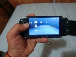 PSP 2000 Negra + Cargador y Funda + 3 juegos UMD
