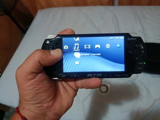 PSP 2000 Negra + Cargador y Funda + 3 juegos UMD