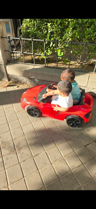 Coche deportivo eléctrico para niños