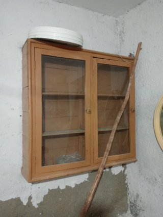 Mueble de madera con puertas de cristal
