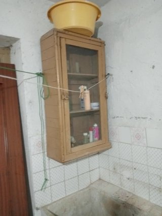Mueble de madera con puerta de cristal