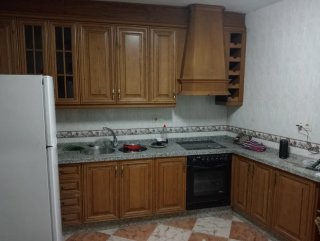 Cocina de madera con encimera de mármol