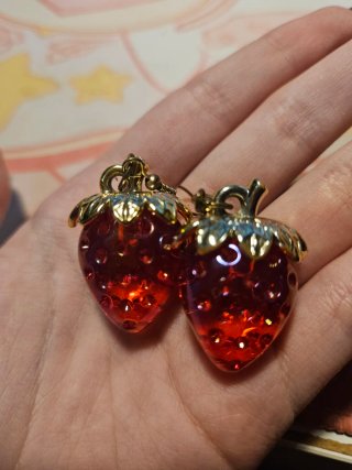 Pendientes de fresa dorados y rojos
