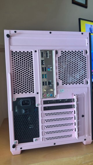 PC Gamer Rosa con Ventana Lateral