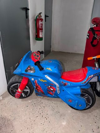 Moto de Spiderman para niños