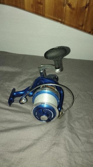 Carrete de pesca azul