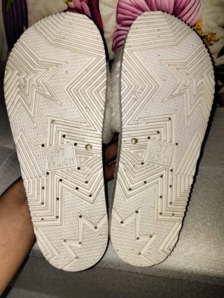 Sandalias blancas con peluche y labios rojos