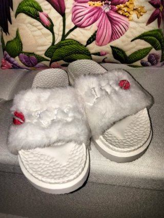 Sandalias blancas con peluche y labios rojos