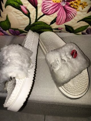 Sandalias blancas con peluche y labios rojos