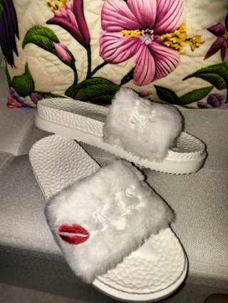 Sandalias blancas con peluche y labios rojos