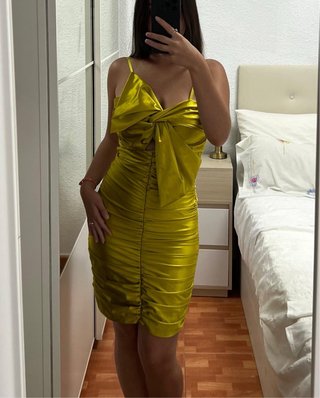 Vestido satén dorado con lazo