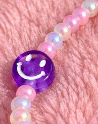 Pulsera artesanal con carita feliz.Hecha a mano