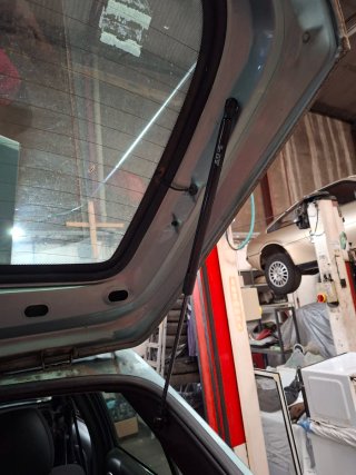 Hidráulicos portón Ford Fiesta MK4