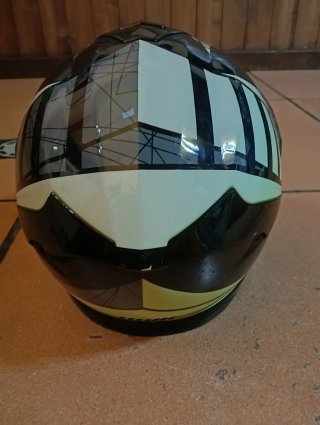 Casco de moto Unik negro y amarillo