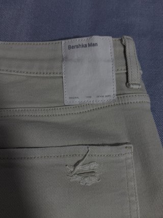 Pantalones beige rotos hombre