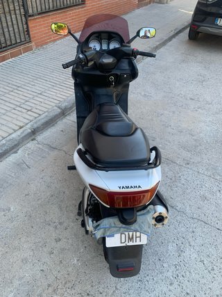 Yamaha TMAX 500 2005 Blanca tiene pegatina eco B