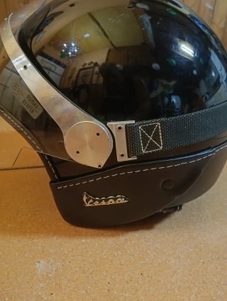 Casco de moto negro brillante