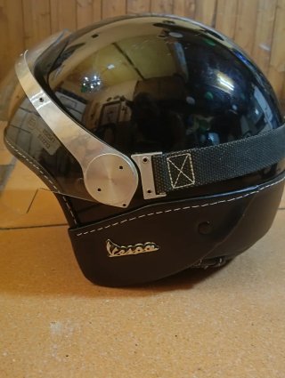 Casco de moto negro brillante
