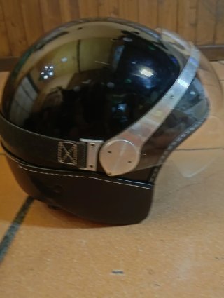 Casco de moto negro brillante