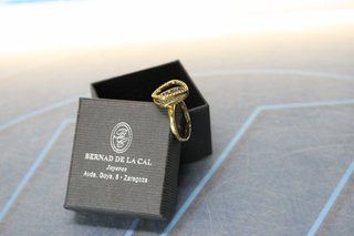 Anillo de plata dorada y circonitas, con contraste. Plata 925.
