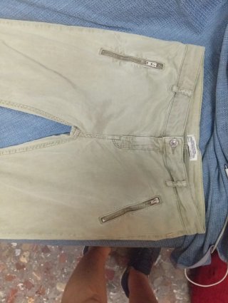 Pantalones pitillo Zara estilo motero beige