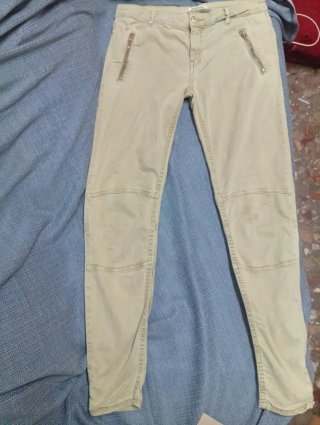 Pantalones pitillo Zara estilo motero beige