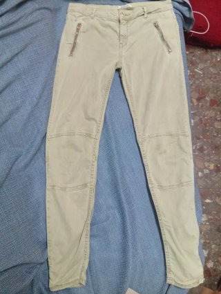 Pantalones pitillo Zara estilo motero beige