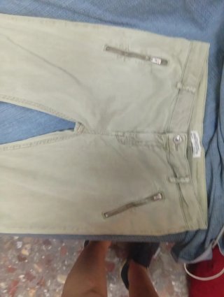 Pantalones pitillo Zara estilo motero beige