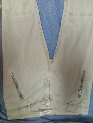 Pantalones pitillo Zara estilo motero beige