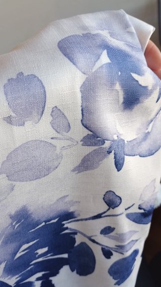 Pantalón blanco estampado floral azul
