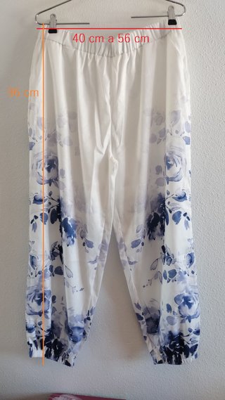 Pantalón blanco estampado floral azul