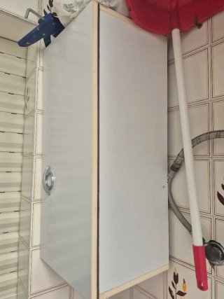 Mueble lavadero y pileta de metal y cristal