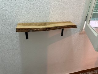 Estantería de madera rústica