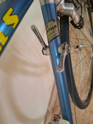Bicicleta de carreras Vitus con rodillo