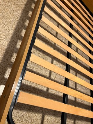 Cama de madera con cabecero y somier
