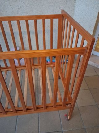 Cuna de madera con ruedas