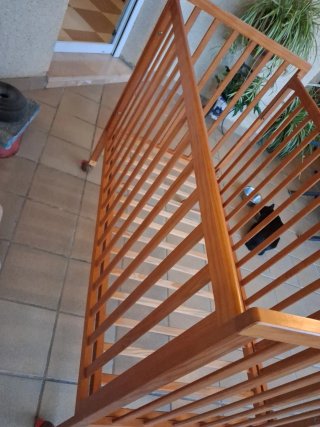 Cuna de madera con ruedas