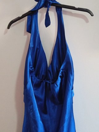 Vestido largo azul con pedrería