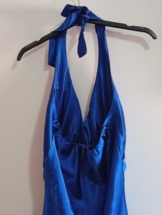 Vestido largo azul con pedrería