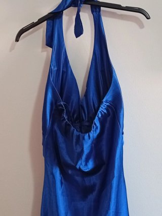 Vestido largo azul con pedrería