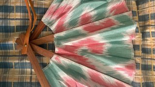 Abanico de tela con diseño ikat