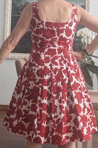 Vestido floral rojo y blanco