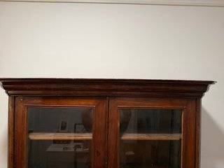 Mueble vitrina antiguo de madera y cristal