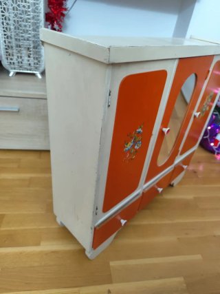 Armario de muñecas vintage naranja
