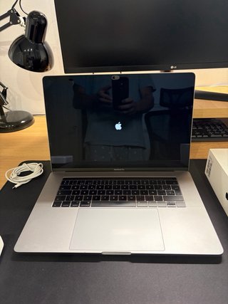 MacBook Pro 15” i7 16GB 256GB Radeon Pro