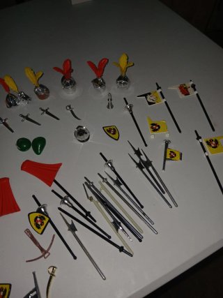 Lote de figuras y accesorios medievales