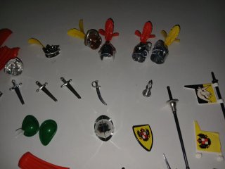 Lote de figuras y accesorios medievales